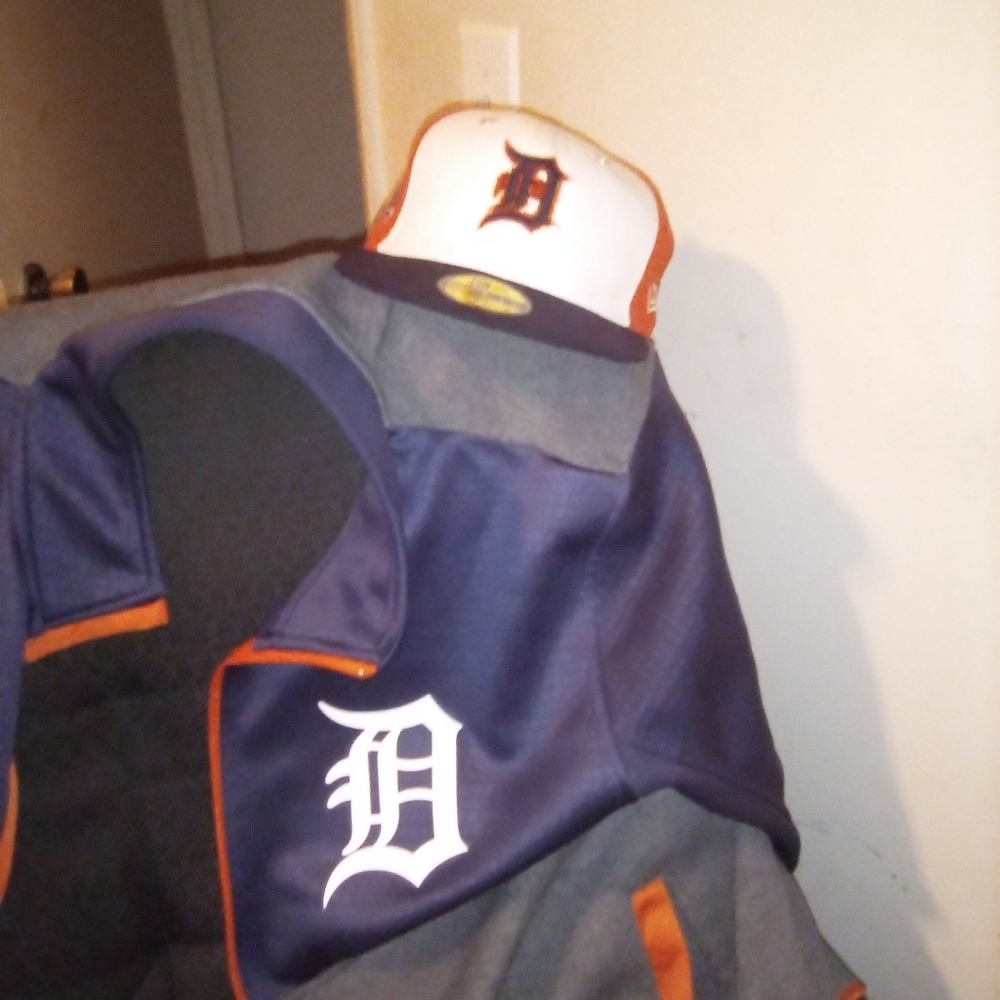 Detroit Tigers Fitted and Jacket